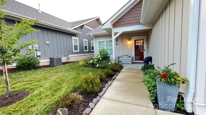 Property Photo: 46 Cozy Cottage Way NC 28704