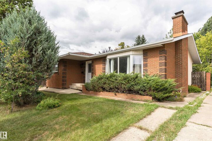 Photo de la propriété:  10444 26 Avenue NW  AB T6J 4J9 