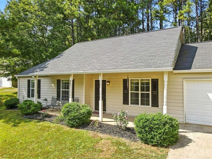 Property Photo: 502 E Lake Court GA 30188