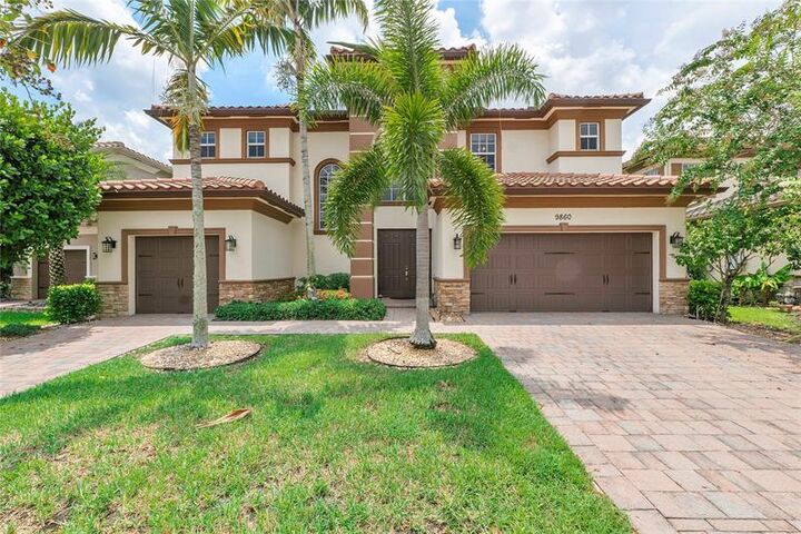 Property Photo:  9860 Lakeview Ln  FL 33076 