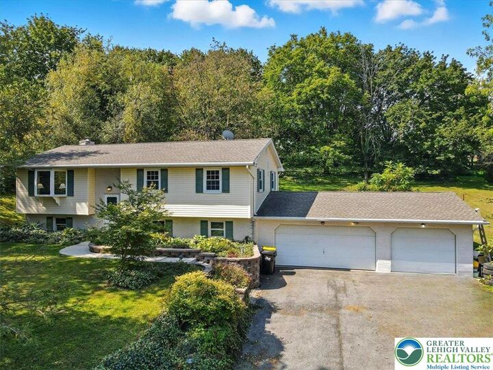 579 Overlook Circle  Lehigh Twp PA 18088 photo