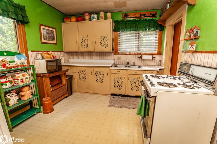 Property Photo:  107 S 5th Street  IA 50158 