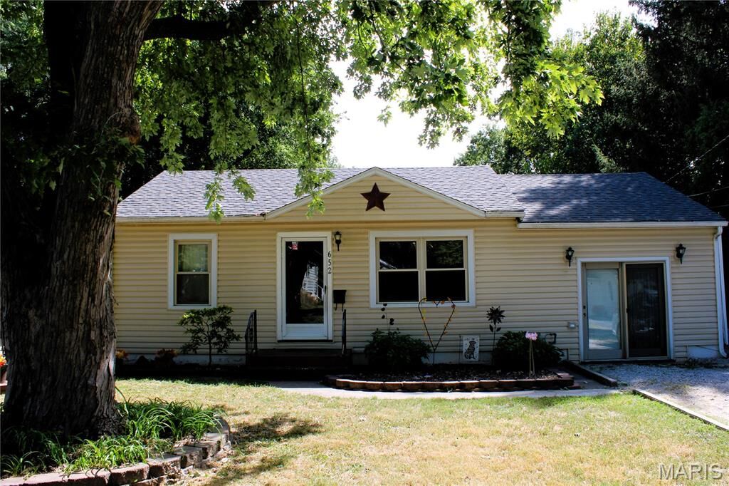 Property Photo: 652 N 39th Street IL 62226