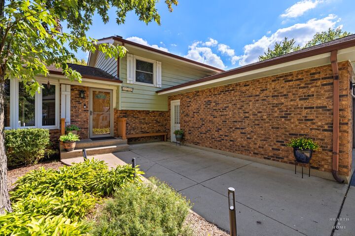 Property Photo: 1103 Hillcrest Avenue IL 60021