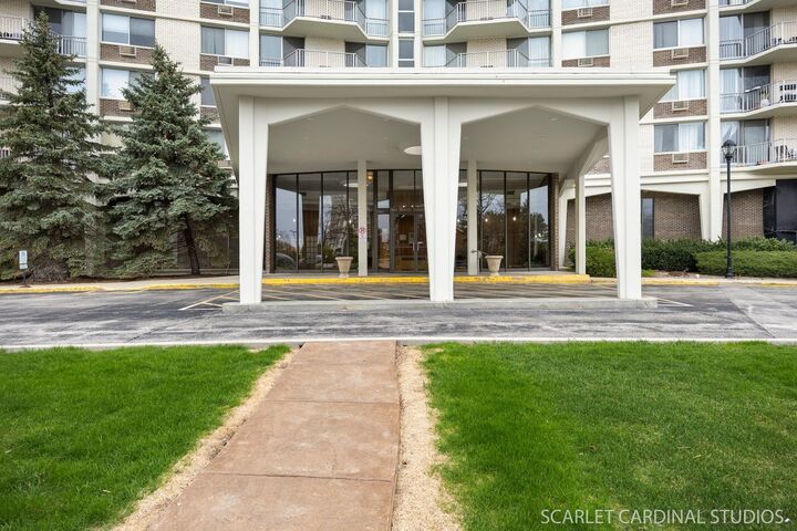 Property Photo:  40 N Tower Road 11E  IL 60523 