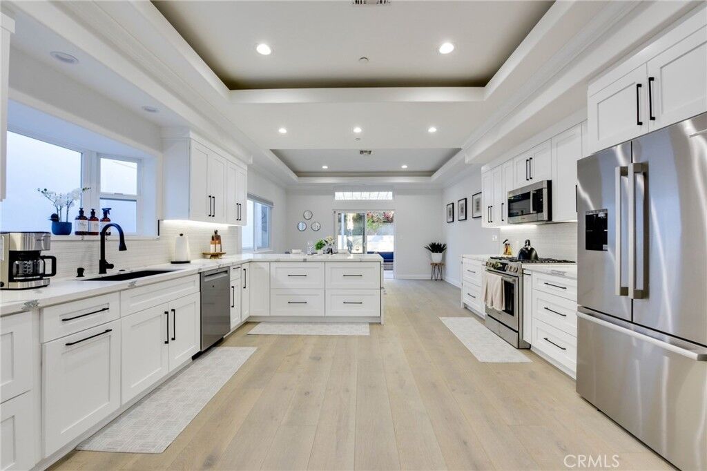 Property Photo:  22237 Buena Ventura Street  CA 91364 