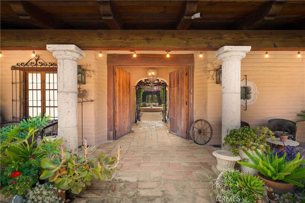 Property Photo:  39100 Avenida La Cresta  CA 92562 