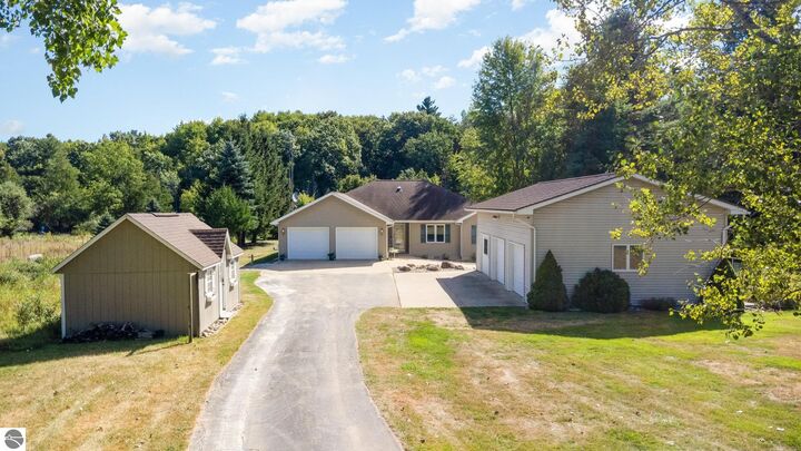 Property Photo: 792 N Rolland Road MI 48893