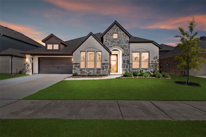 Property Photo: 1005 Superbloom Avenue TX 76247