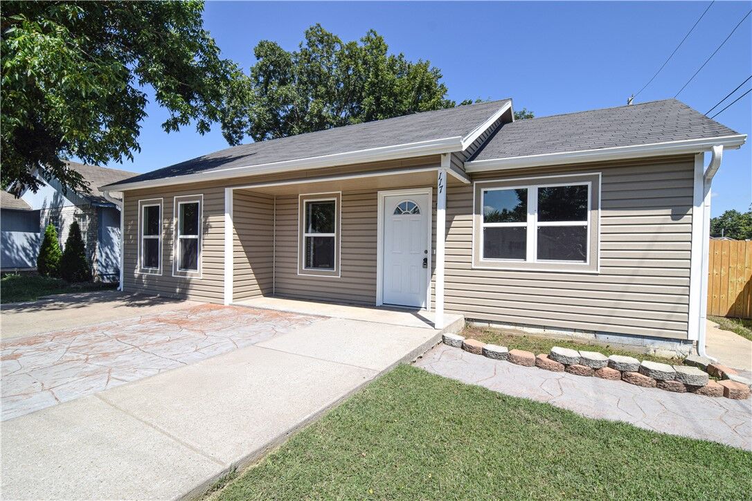 Property Photo: 117 E Veterans Parkway AR 72756