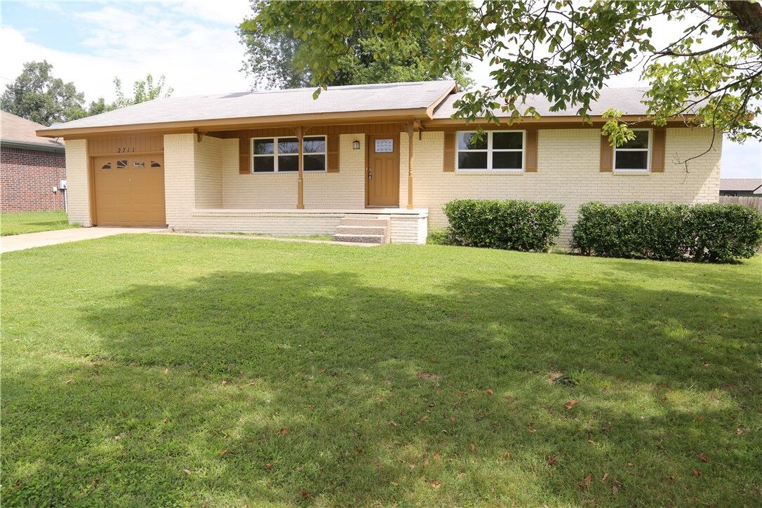 Property Photo:  2711 Summit Drive  AR 72761 