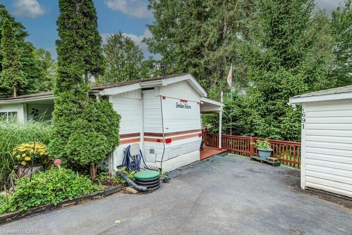 Property Photo: 691 Oak Crescent ON N1M 2W5