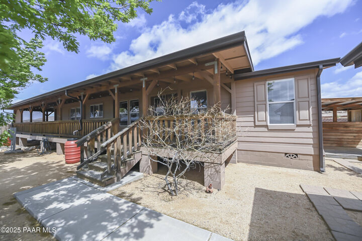 Property Photo: 17985 E Hunters Lane AZ 86327