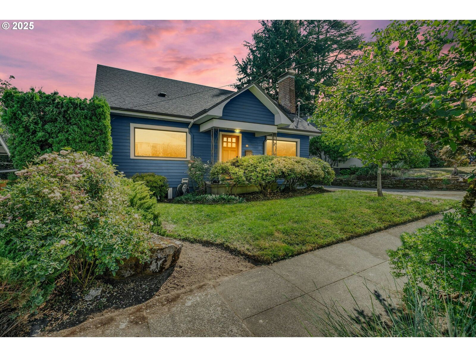 Property Photo: 44 SE 71st Ave OR 97215