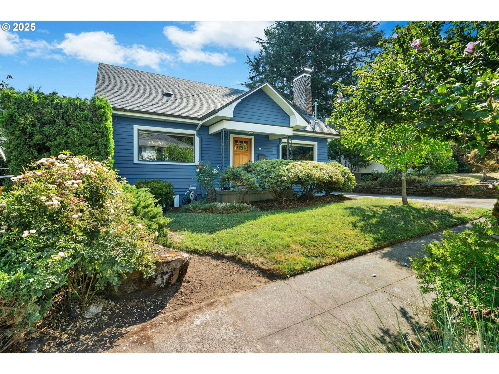 Property Photo:  44 SE 71st Ave  OR 97215 