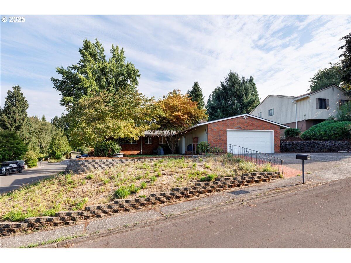 Property Photo:  10985 SW Mira Ct  OR 97223 
