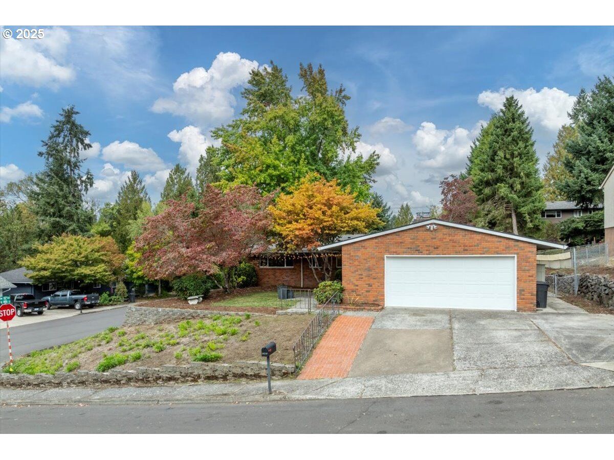 Property Photo:  10985 SW Mira Ct  OR 97223 