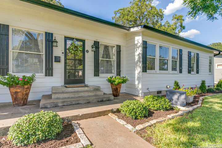 Property Photo: 135 Devonshire TX 78209