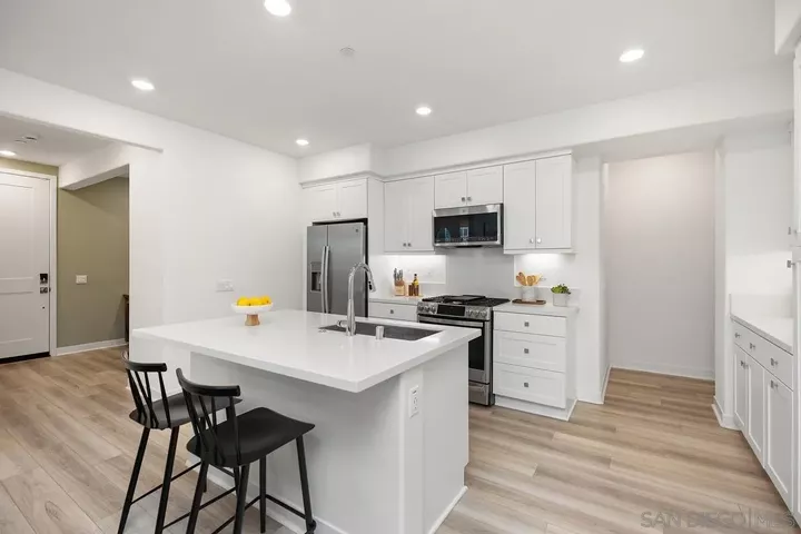 Property Photo: 1400 Lasso Way 203 CA 92694