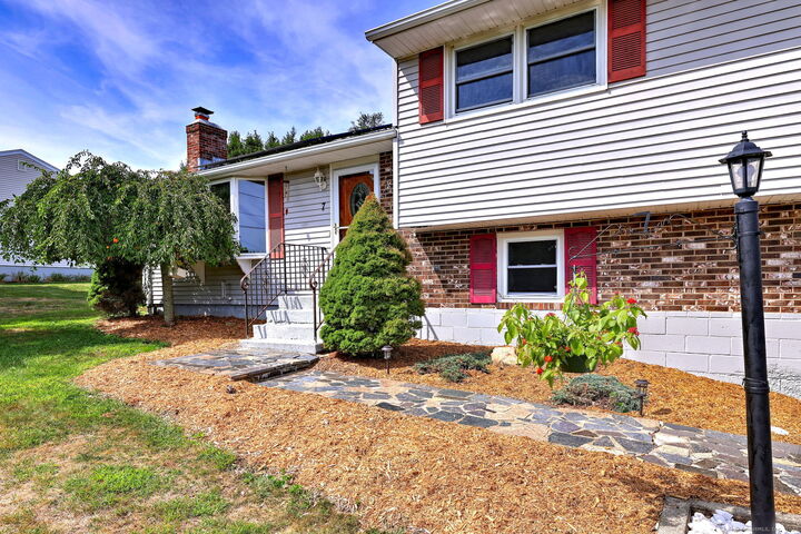 Property Photo:  7 Columbine Lane  CT 06403 