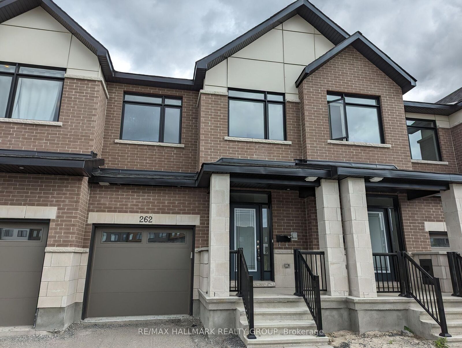 Property Photo: 262 Darjeeling Avenue ON K2J 6Z1
