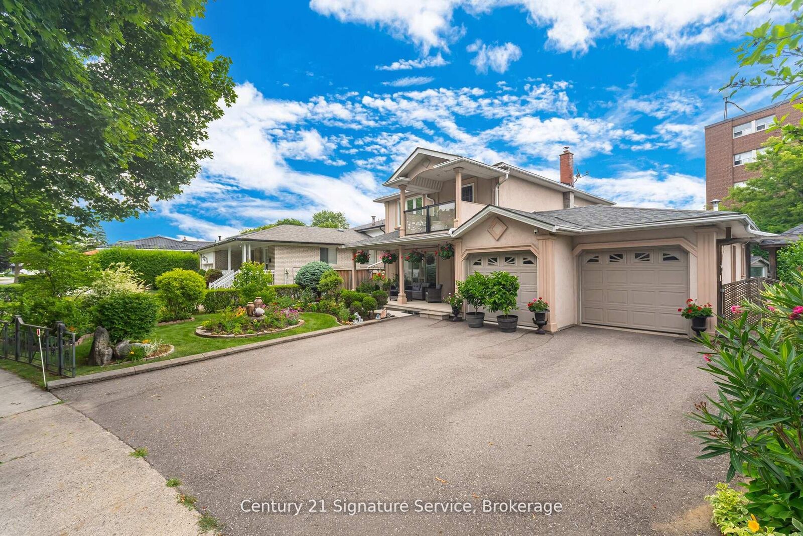 Property Photo:  512 Selsey Drive  ON L5A 1B9 