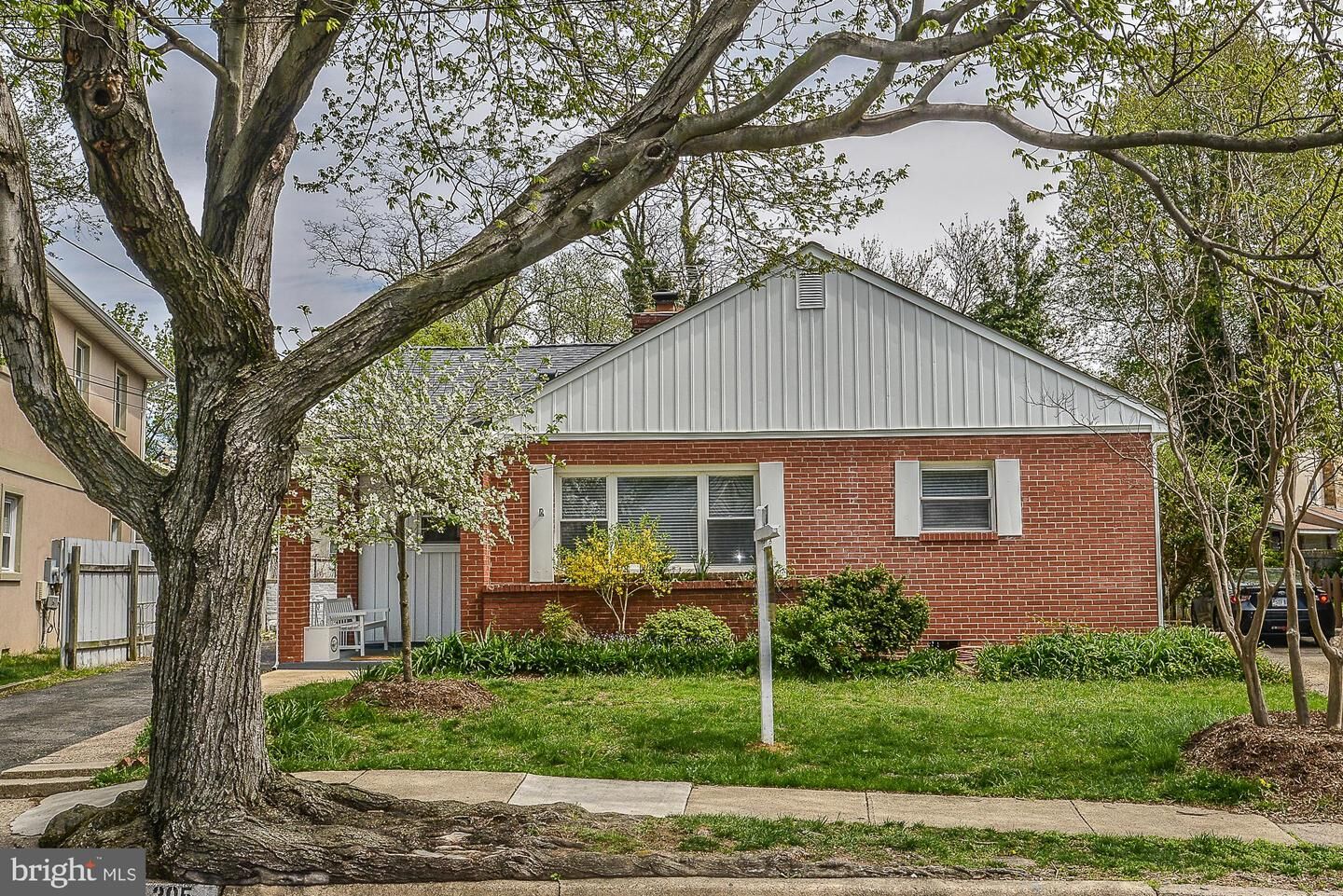Property Photo: 305 S Fenwick Street VA 22204