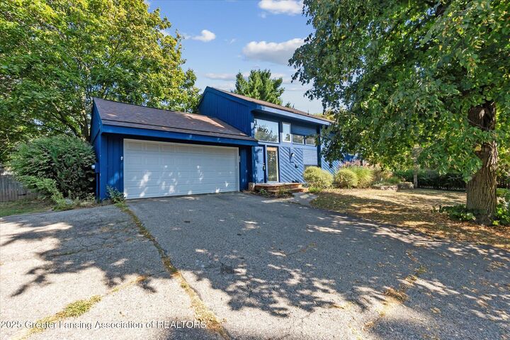 Property Photo:  1138 Cliffdale Drive  MI 48840 