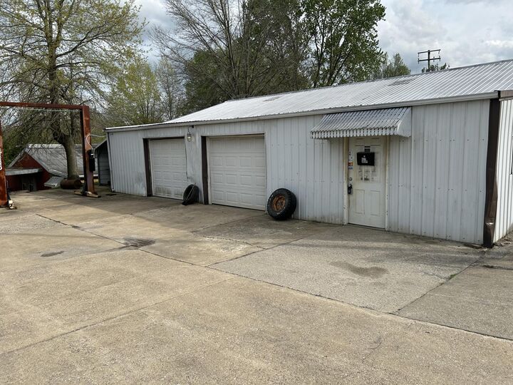 Property Photo:  1060 Commercial Drive  KY 40342 