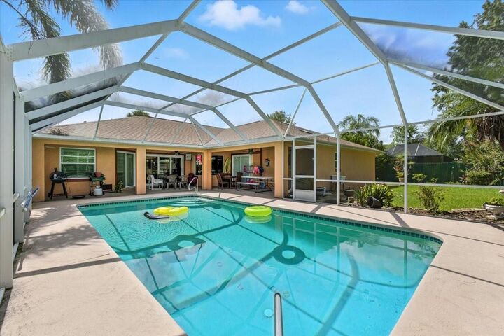 Property Photo: 11 Fountain Gate Lane FL 32137