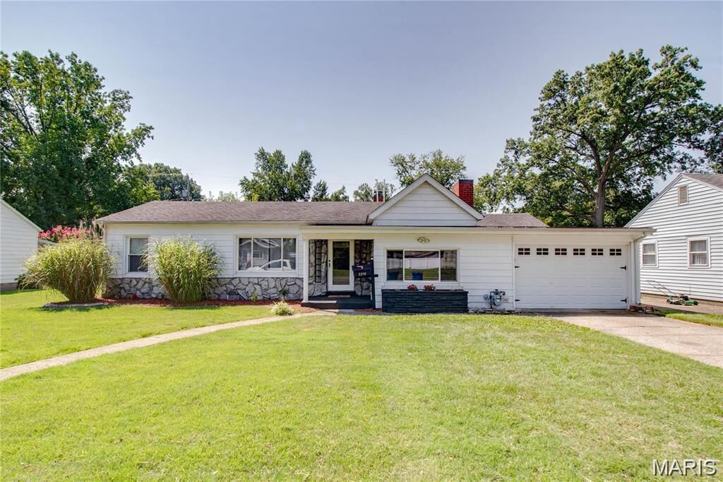 Property Photo:  2216 Woodlawn Avenue  IL 62040 