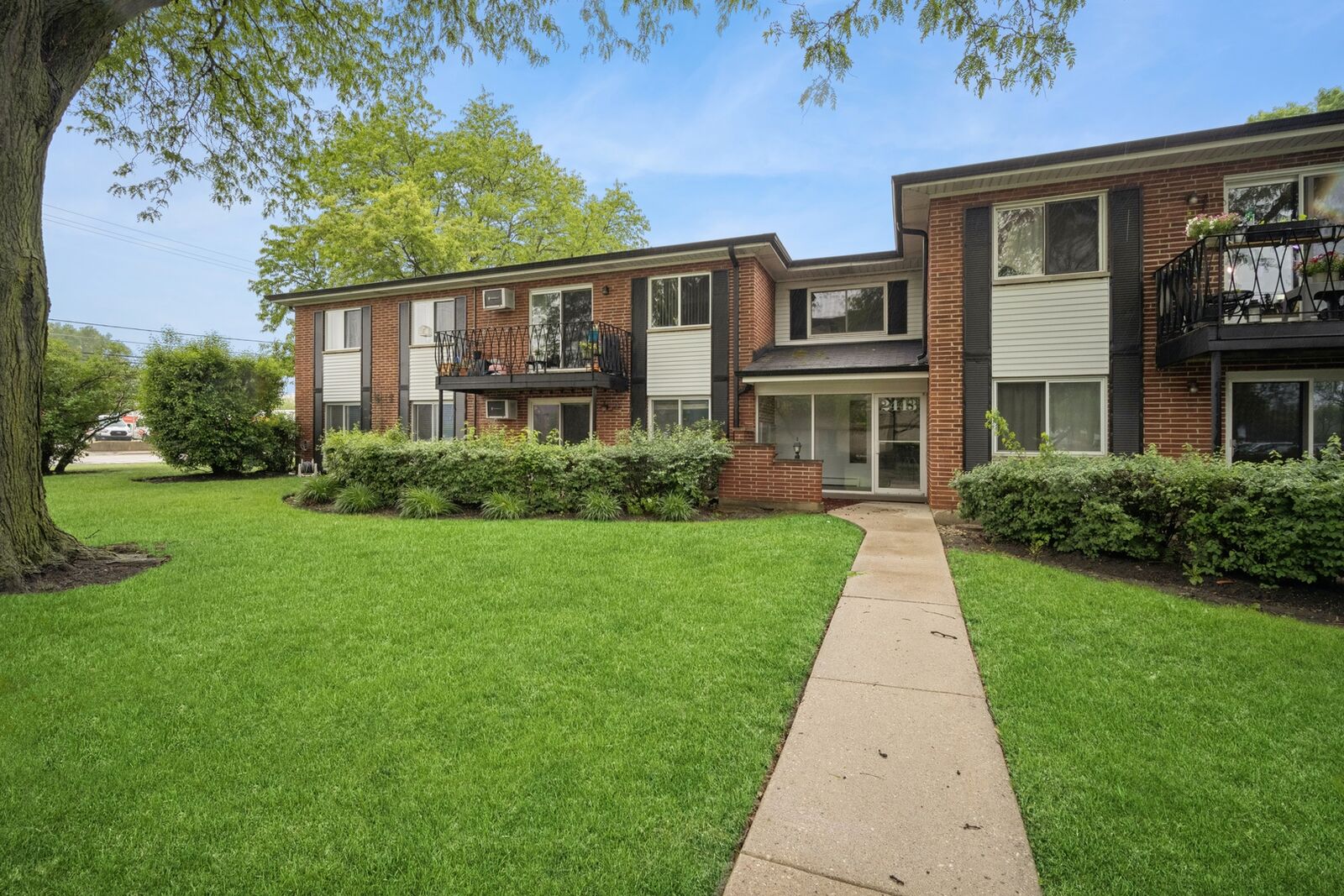 Property Photo:  2443 E Brandenberry Court 1B  IL 60004 