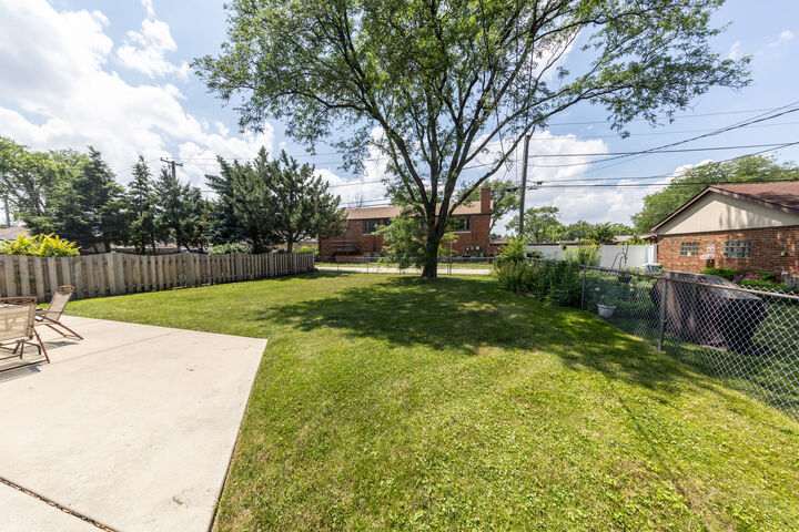 Property Photo:  1406 Portsmouth Avenue  IL 60154 