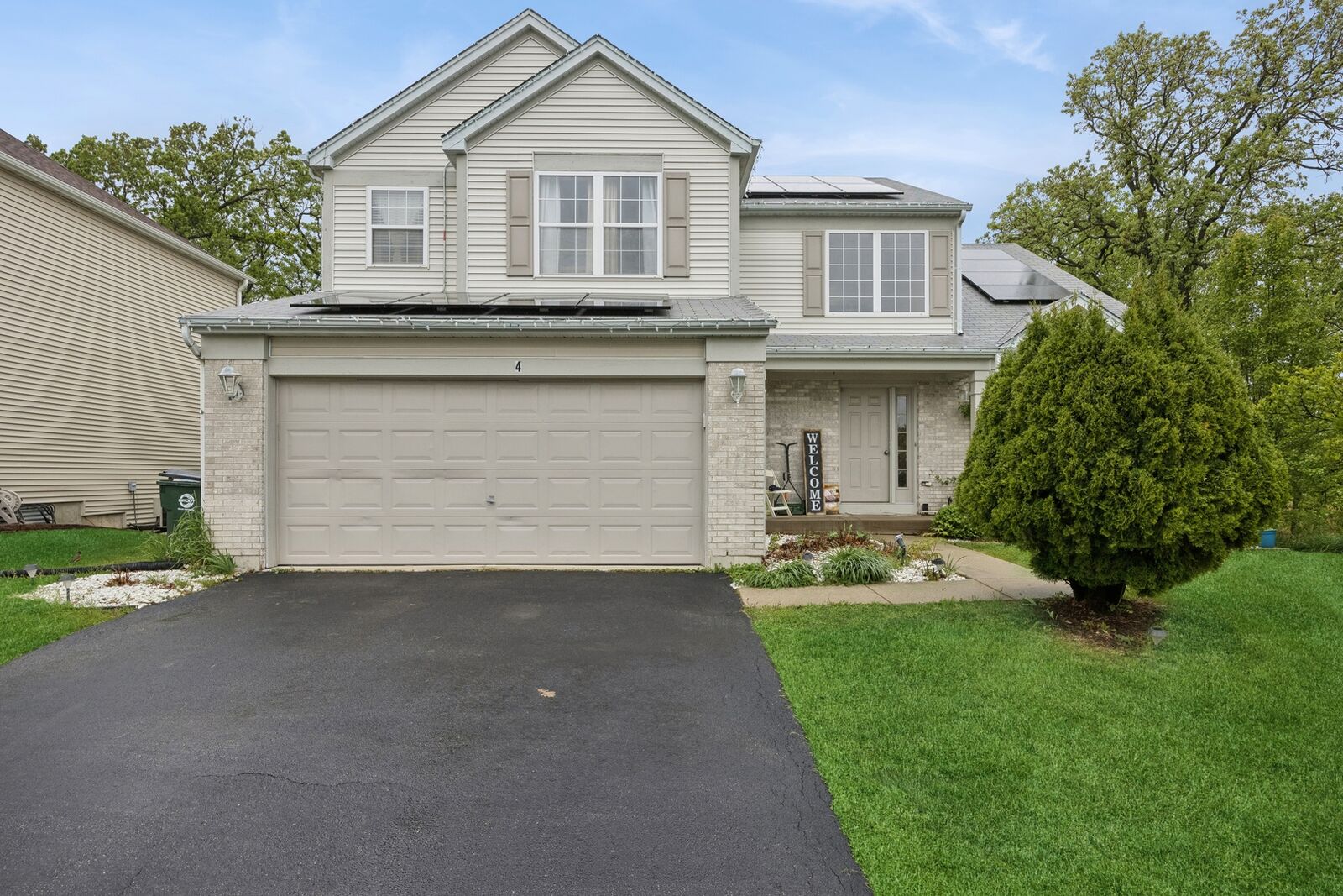 Property Photo:  4 W Tall Oak Drive  IL 60073 