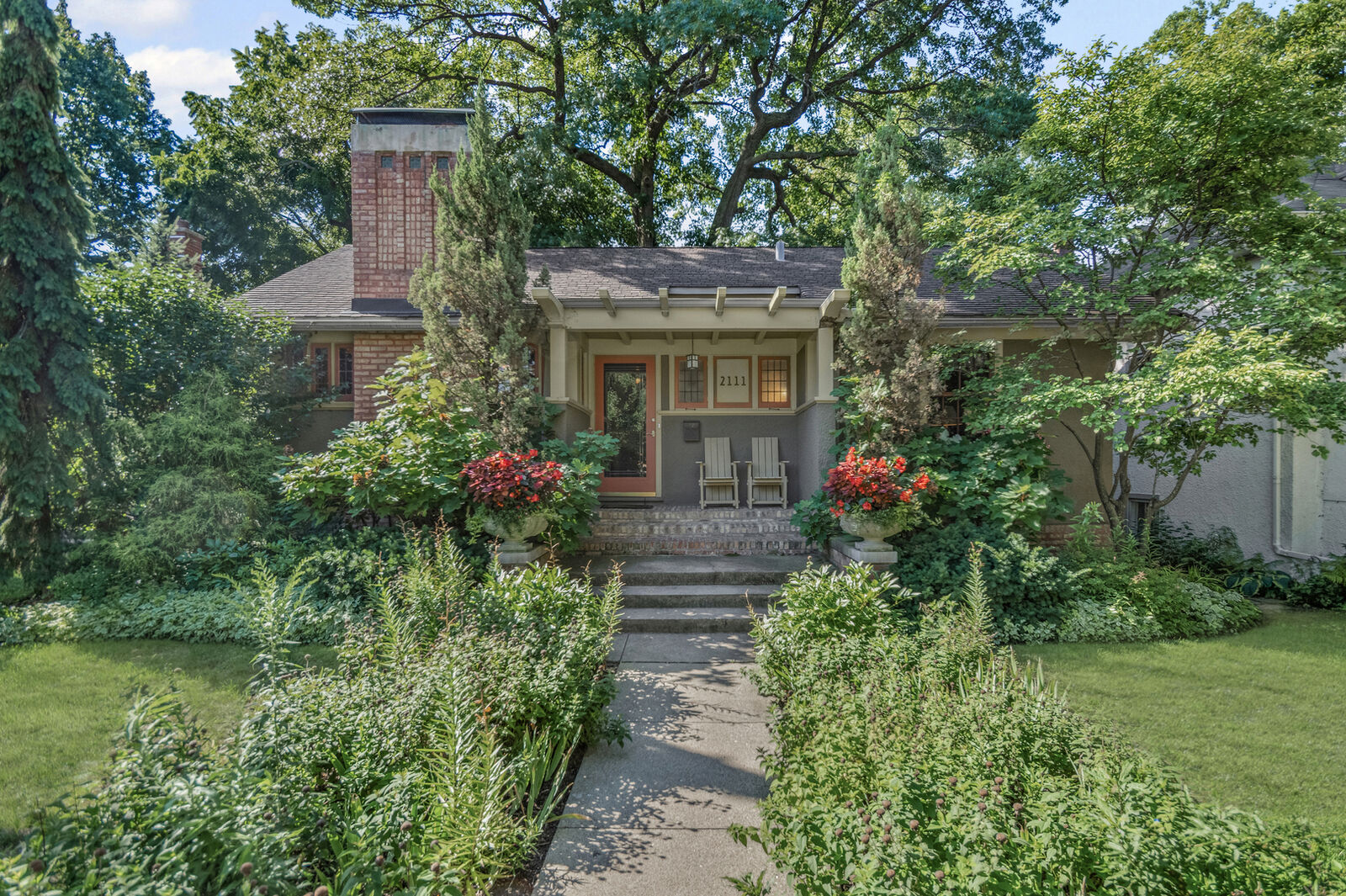 Property Photo:  2111 W Greenleaf Avenue  IL 60645 