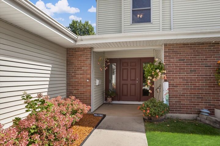 Property Photo: 1040 Hermitage Lane IL 60169