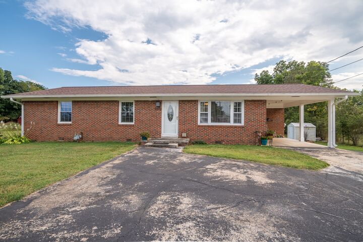 Property Photo:  1009 N Main St  TN 38481 
