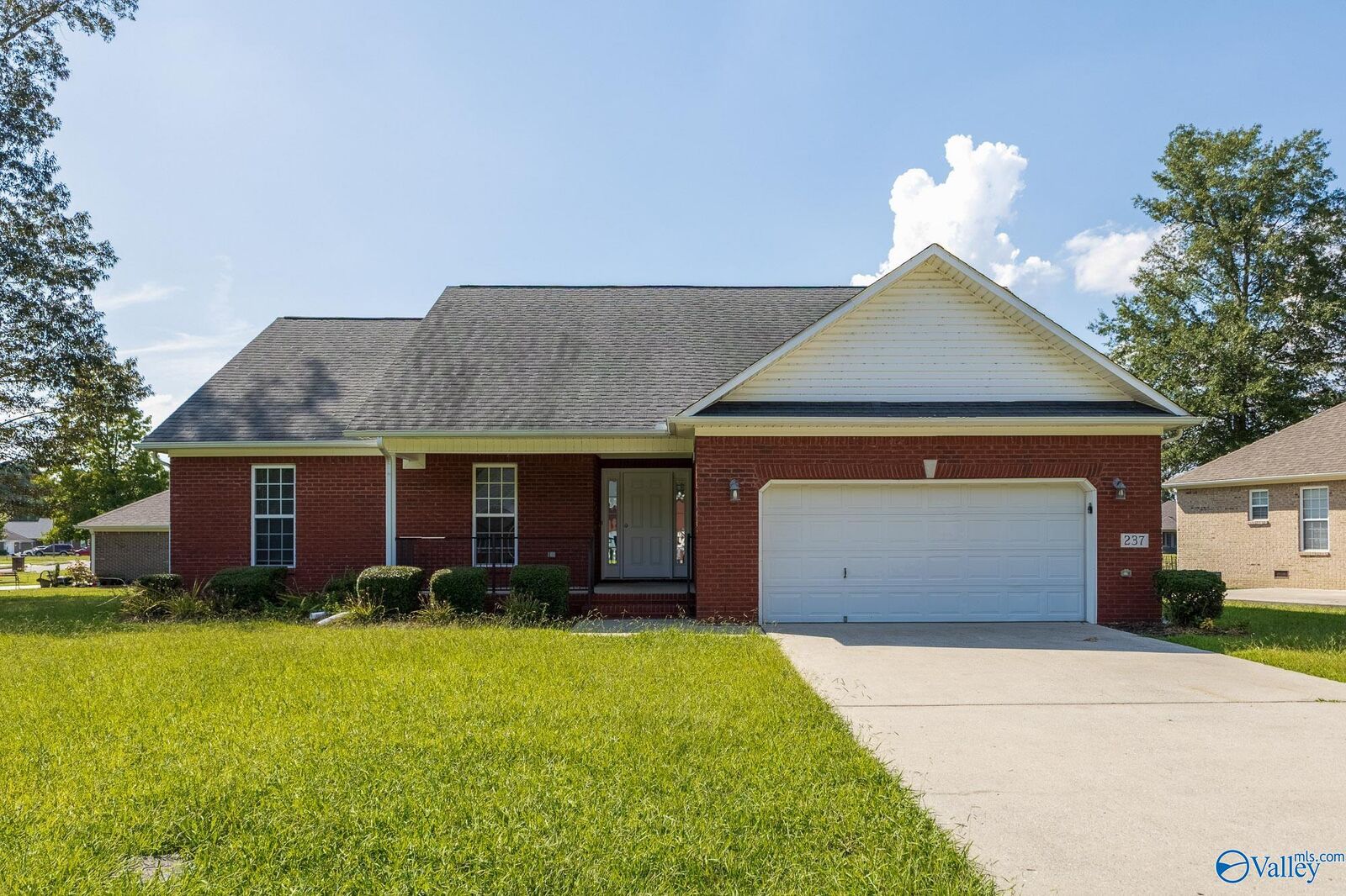 Property Photo: 237 Chestnut Oak Circle AL 35763