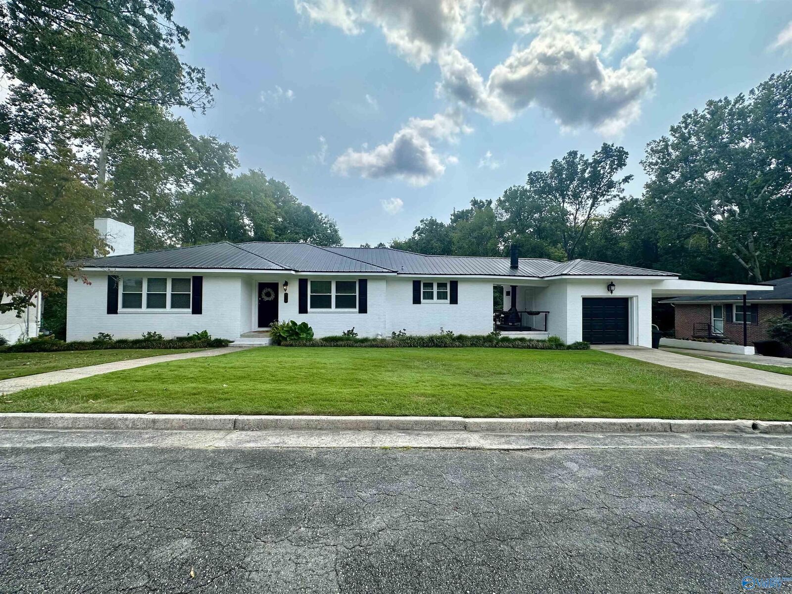Property Photo: 916 Edgewood Drive AL 35901
