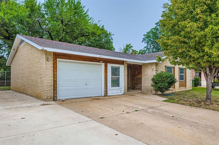 Property Photo:  1405 Carla Avenue  TX 76014 