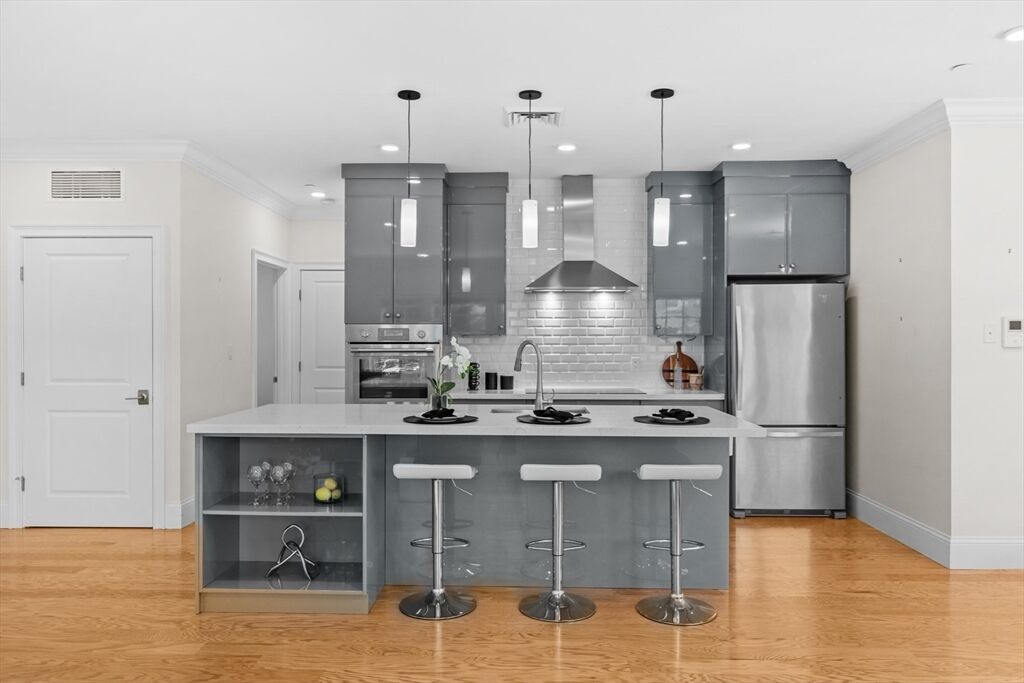 Property Photo:  36 Elmwood Ave 4  MA 01890 
