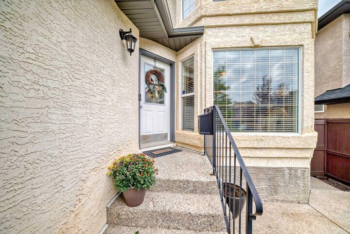 Property Photo:  69 Simcoe Close SW  AB T3H 4N4 