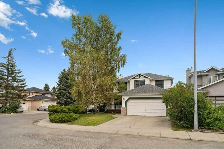 Property Photo:  59 Sandringham Close NW  AB T3K 3X1 