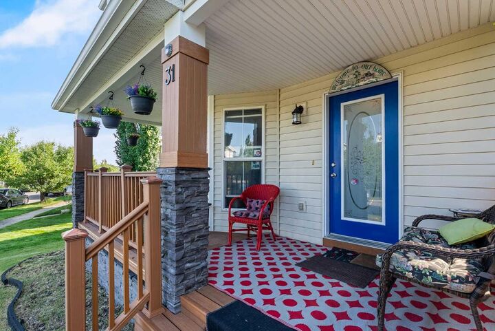 Property Photo: 31 Inverness Grove SE AB T2Z 3K3