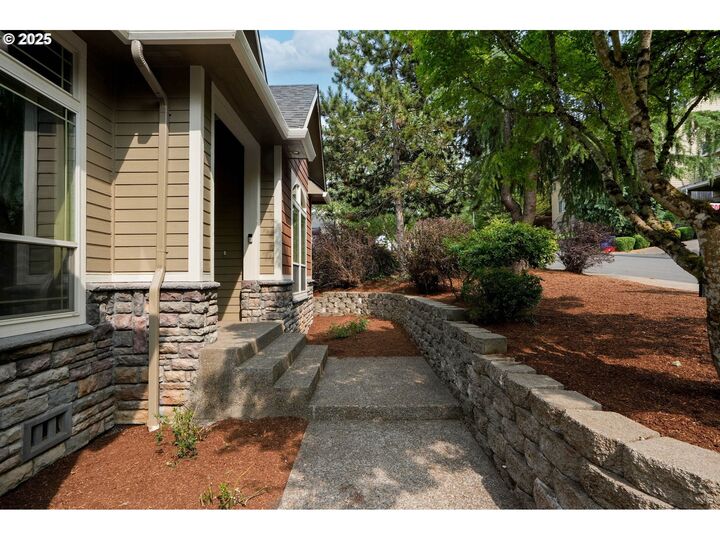 Property Photo: 401 La Cresta Dr OR 97306
