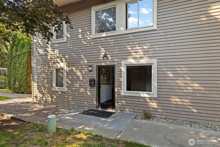 Property Photo:  811  126th Place NE A203  WA 98005 