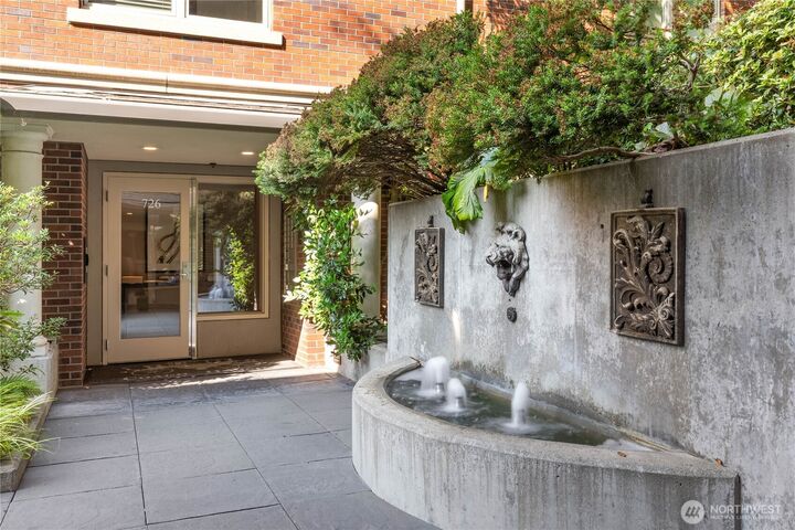 Property Photo:  726  Boylston Avenue E 9  WA 98102 