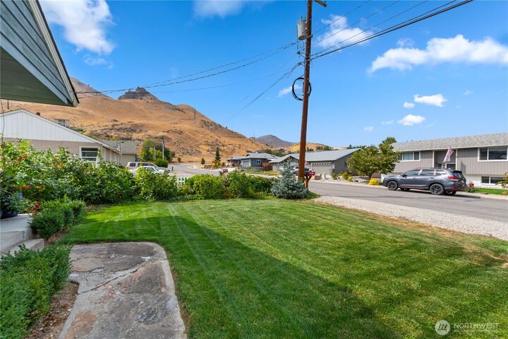 Property Photo: 1817 Castlerock Avenue WA 98801