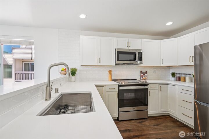 Property Photo:  2152 N 112th Street 408  WA 98133 