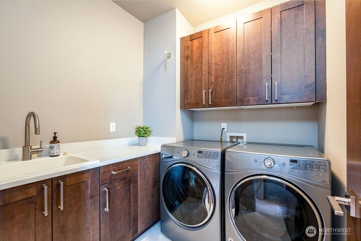 Property Photo:  205  4th Court S 13  WA 98033